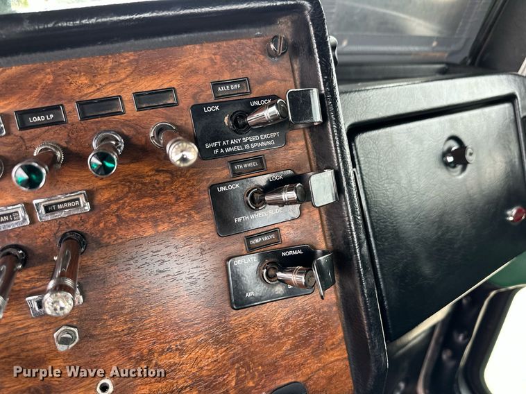 image for item EQ4725 2000 Peterbilt 379 semi truck