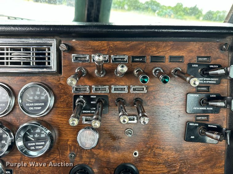 image for item EQ4725 2000 Peterbilt 379 semi truck