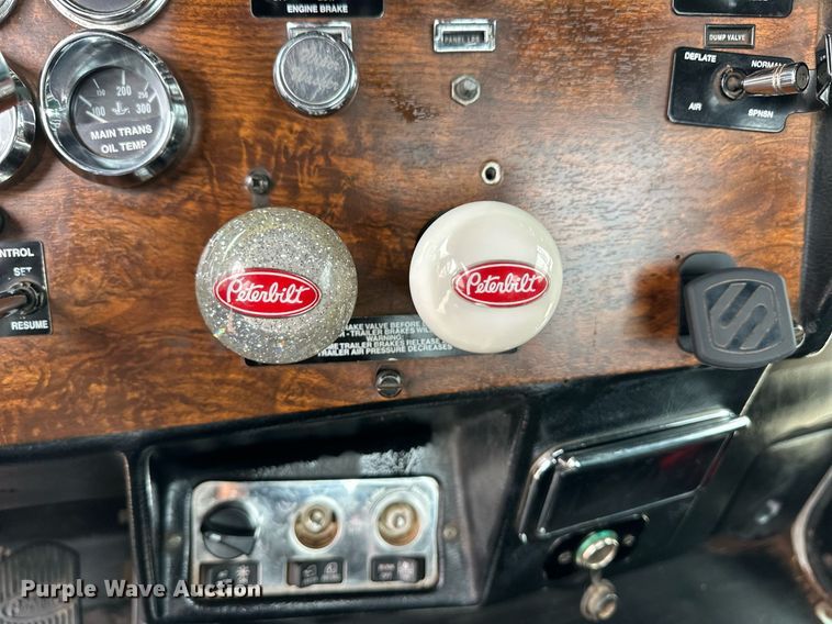 image for item EQ4725 2000 Peterbilt 379 semi truck