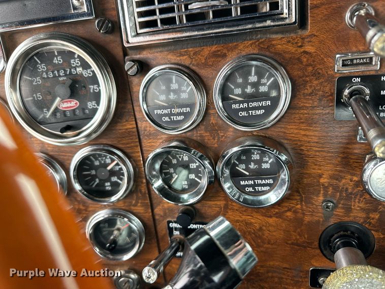 image for item EQ4725 2000 Peterbilt 379 semi truck