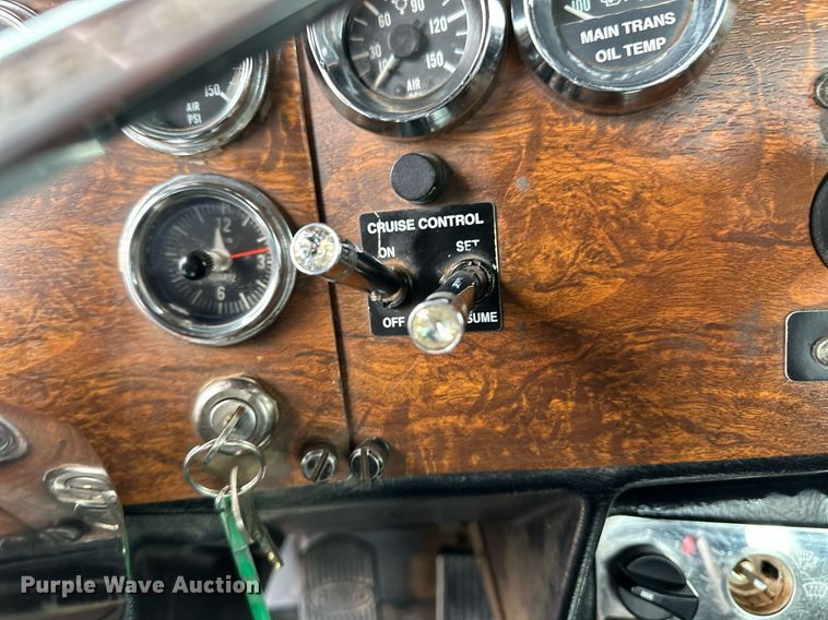 image for item EQ4725 2000 Peterbilt 379 semi truck