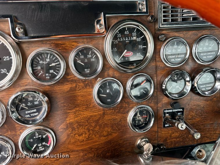 image for item EQ4725 2000 Peterbilt 379 semi truck