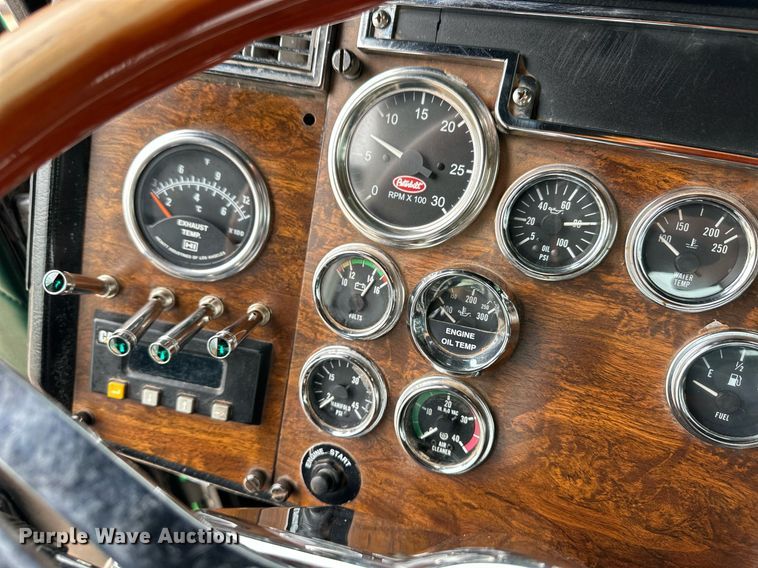 image for item EQ4725 2000 Peterbilt 379 semi truck