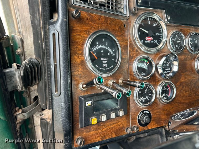 image for item EQ4725 2000 Peterbilt 379 semi truck