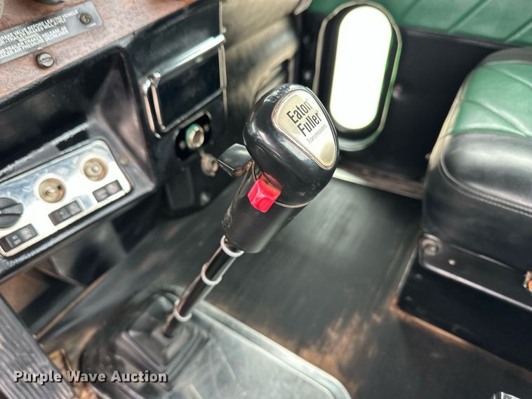 image for item EQ4725 2000 Peterbilt 379 semi truck