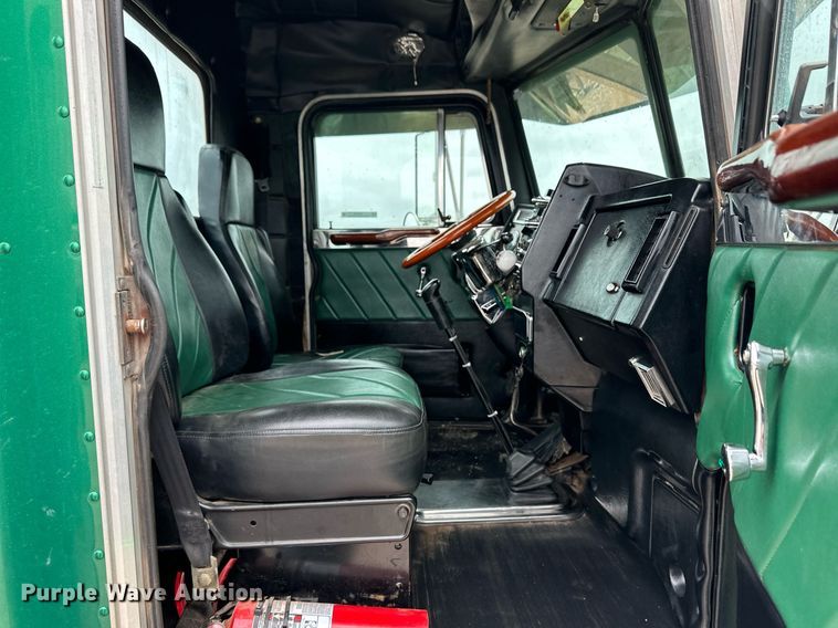 image for item EQ4725 2000 Peterbilt 379 semi truck