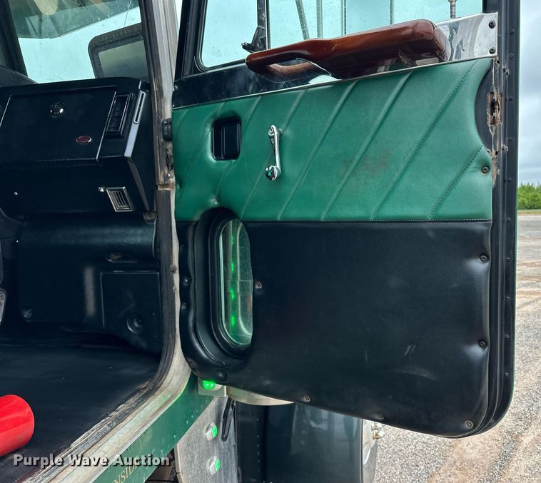 image for item EQ4725 2000 Peterbilt 379 semi truck