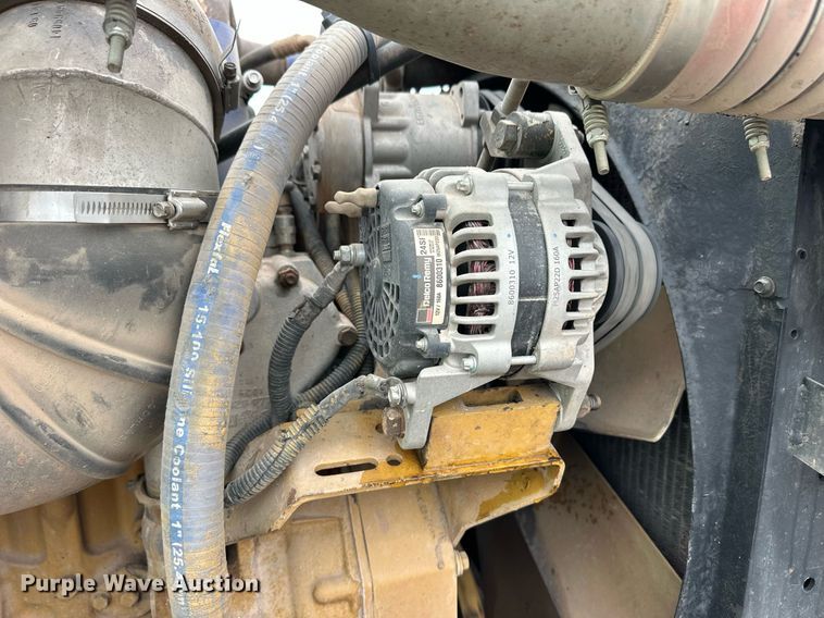 image for item EQ4725 2000 Peterbilt 379 semi truck