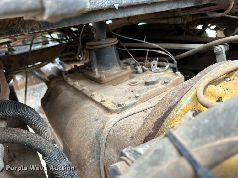 image for item EQ4725 2000 Peterbilt 379 semi truck