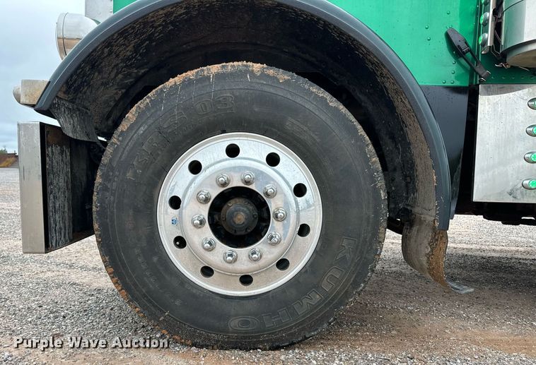 image for item EQ4725 2000 Peterbilt 379 semi truck