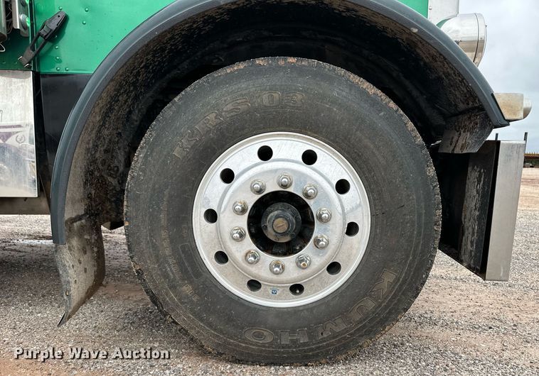 image for item EQ4725 2000 Peterbilt 379 semi truck