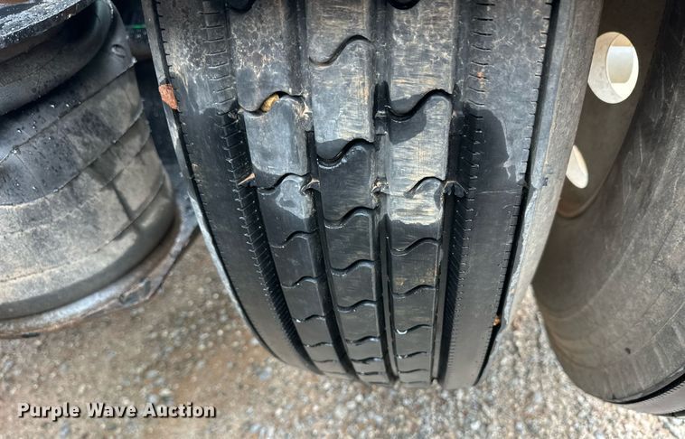 image for item EQ4725 2000 Peterbilt 379 semi truck