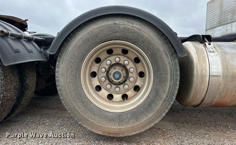 image for item EQ4725 2000 Peterbilt 379 semi truck