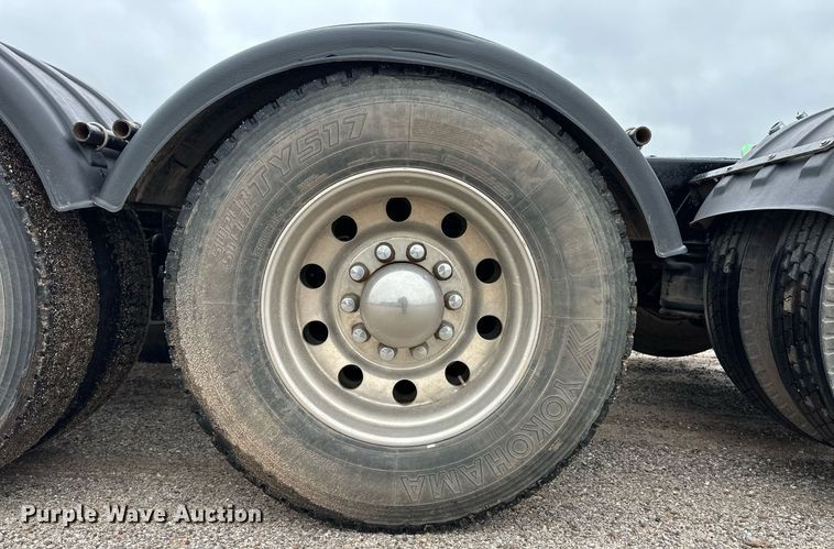 image for item EQ4725 2000 Peterbilt 379 semi truck