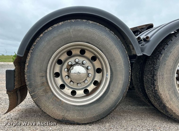 image for item EQ4725 2000 Peterbilt 379 semi truck