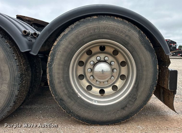 image for item EQ4725 2000 Peterbilt 379 semi truck