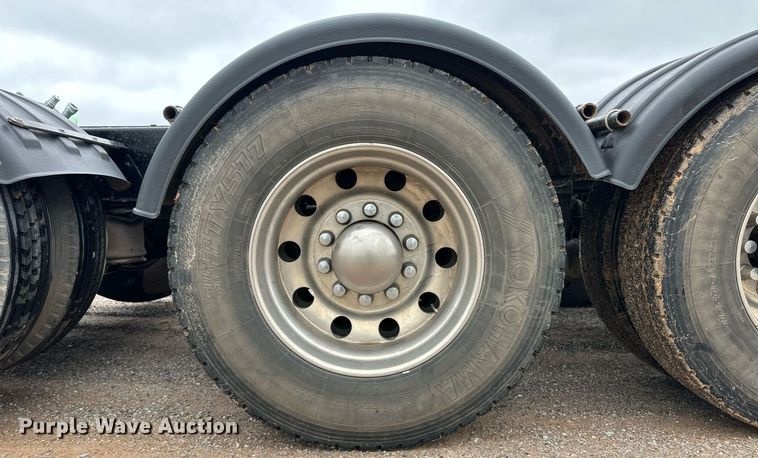 image for item EQ4725 2000 Peterbilt 379 semi truck