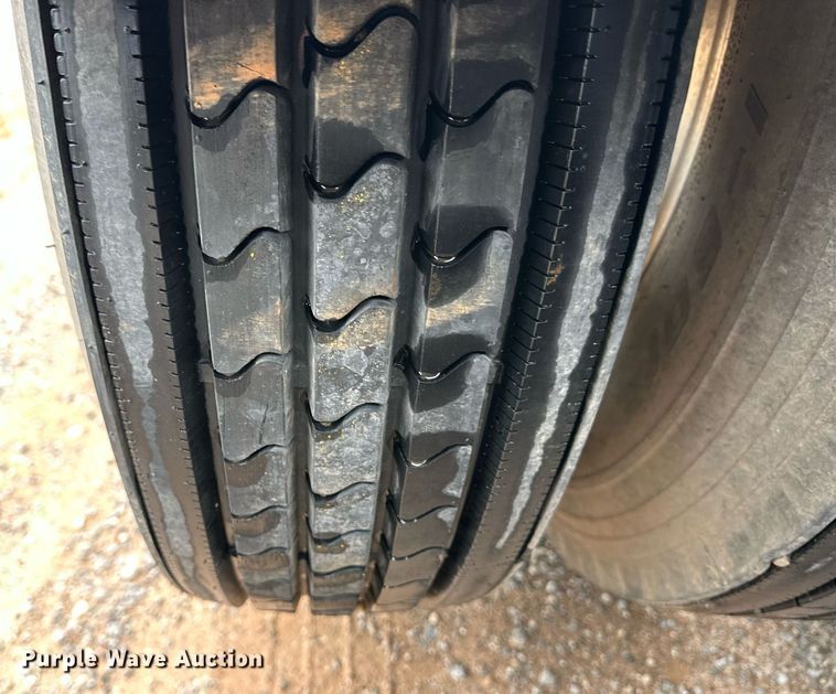 image for item EQ4725 2000 Peterbilt 379 semi truck