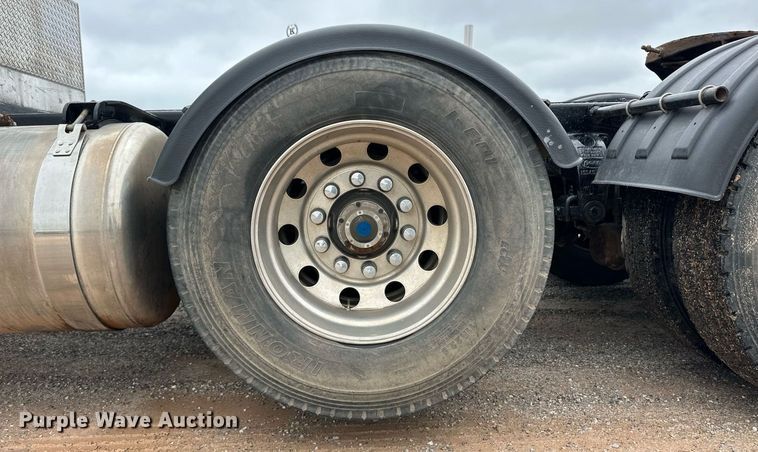 image for item EQ4725 2000 Peterbilt 379 semi truck