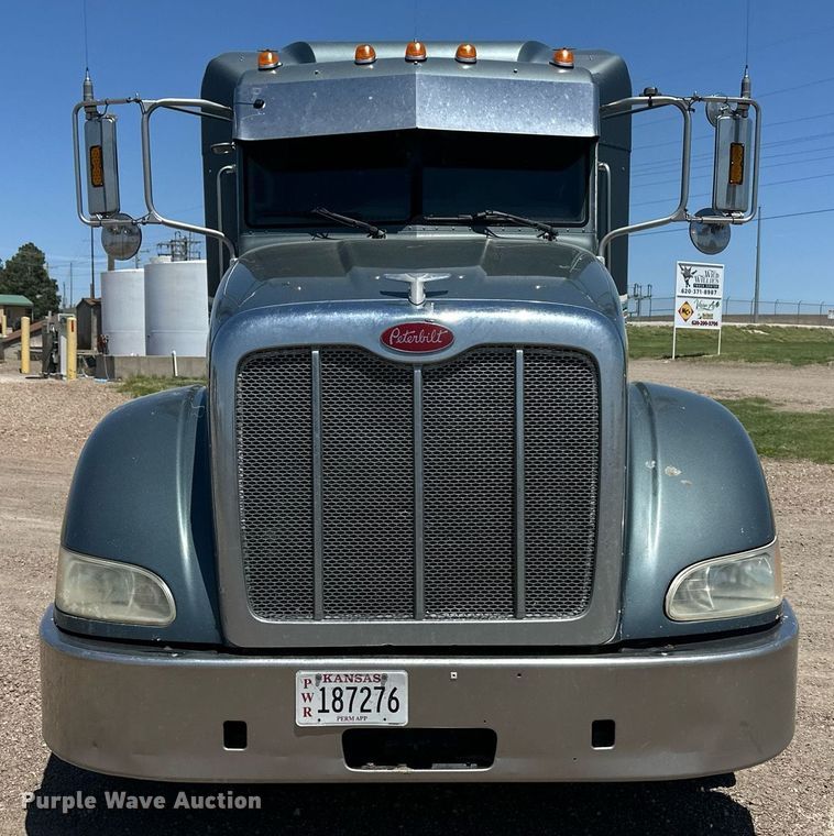 image for item EQ4751 2010 Peterbilt 386 semi truck