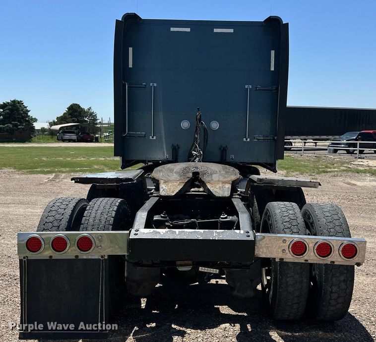 image for item EQ4751 2010 Peterbilt 386 semi truck