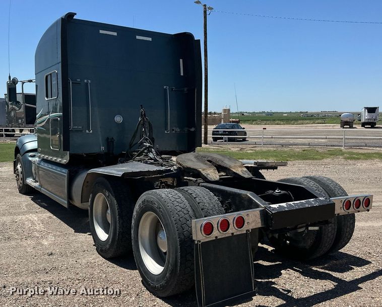 image for item EQ4751 2010 Peterbilt 386 semi truck