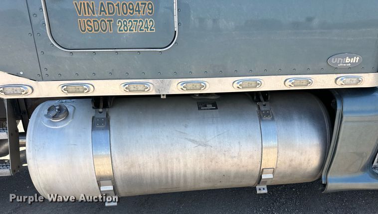 image for item EQ4751 2010 Peterbilt 386 semi truck