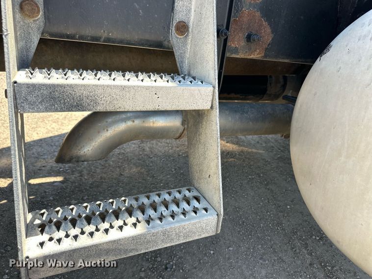 image for item EQ4751 2010 Peterbilt 386 semi truck