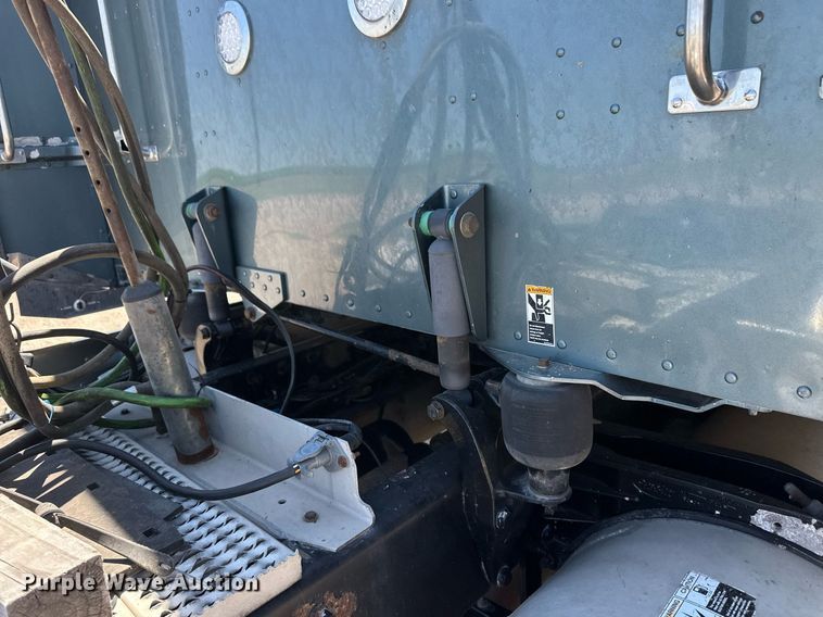 image for item EQ4751 2010 Peterbilt 386 semi truck