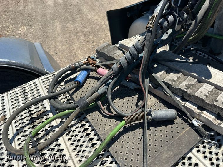 image for item EQ4751 2010 Peterbilt 386 semi truck