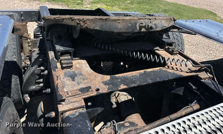 image for item EQ4751 2010 Peterbilt 386 semi truck