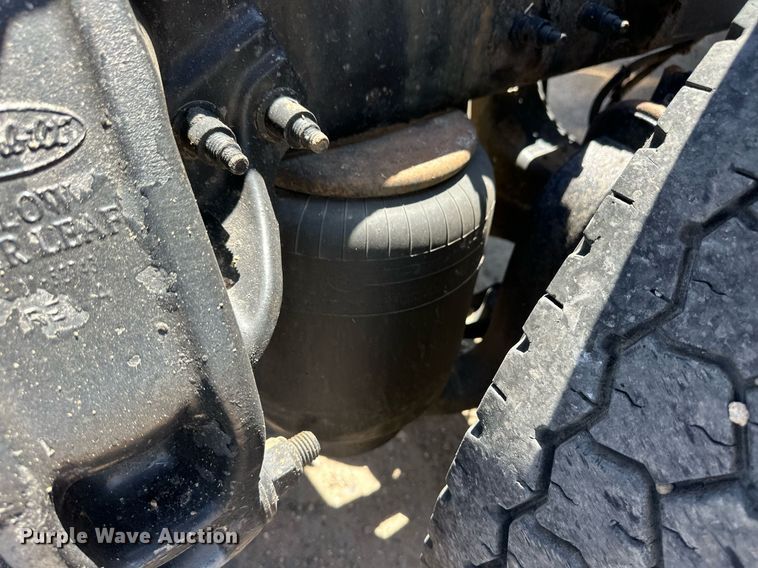 image for item EQ4751 2010 Peterbilt 386 semi truck