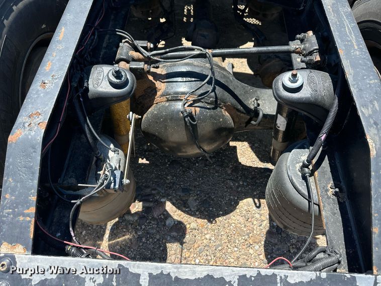 image for item EQ4751 2010 Peterbilt 386 semi truck