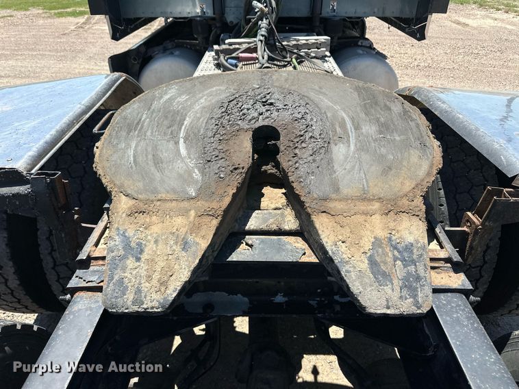 image for item EQ4751 2010 Peterbilt 386 semi truck