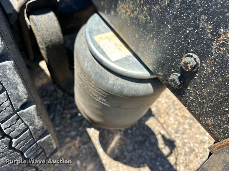 image for item EQ4751 2010 Peterbilt 386 semi truck