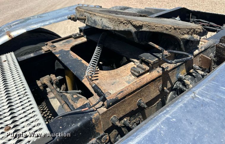 image for item EQ4751 2010 Peterbilt 386 semi truck