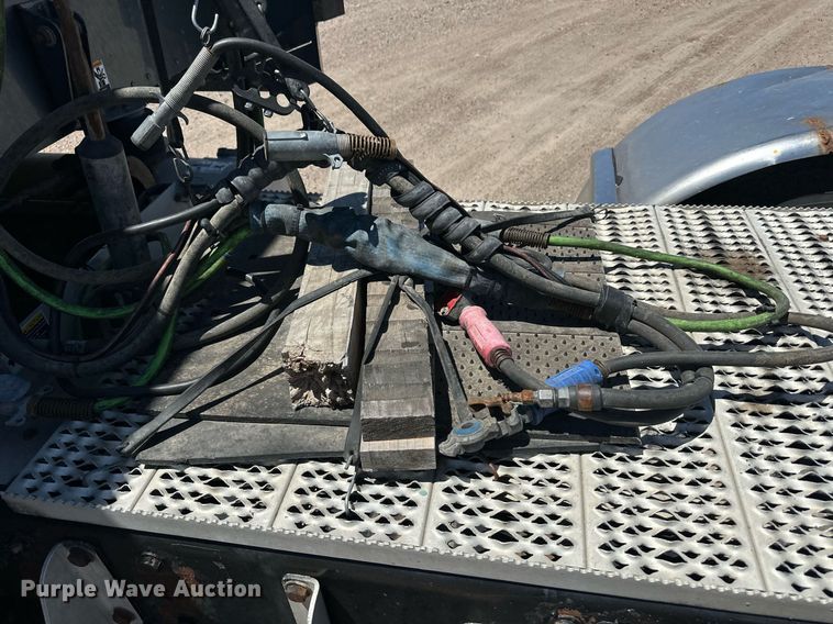 image for item EQ4751 2010 Peterbilt 386 semi truck