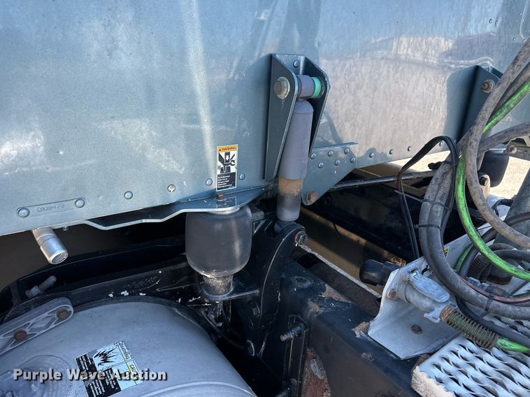 image for item EQ4751 2010 Peterbilt 386 semi truck