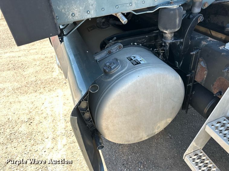 image for item EQ4751 2010 Peterbilt 386 semi truck