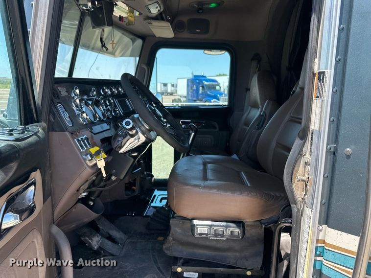 image for item EQ4751 2010 Peterbilt 386 semi truck