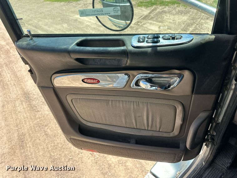 image for item EQ4751 2010 Peterbilt 386 semi truck