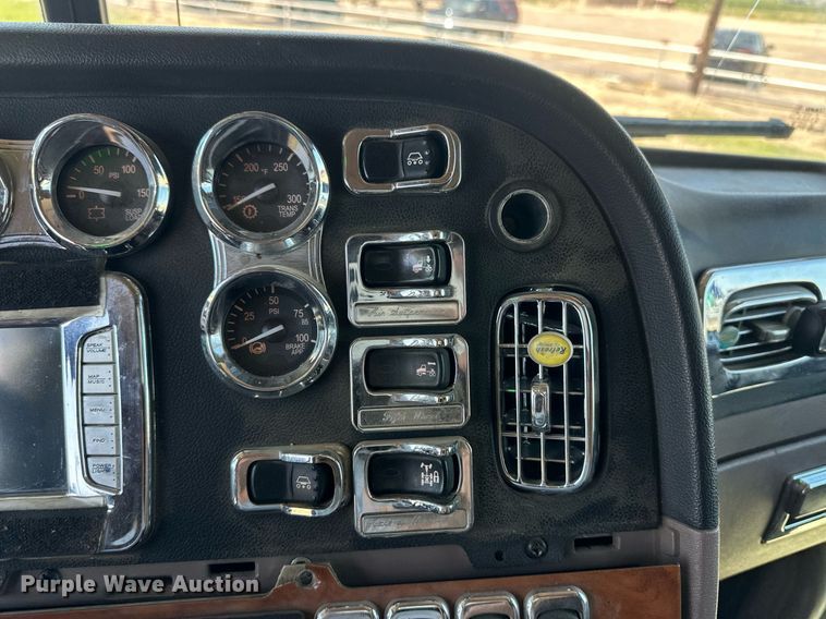 image for item EQ4751 2010 Peterbilt 386 semi truck