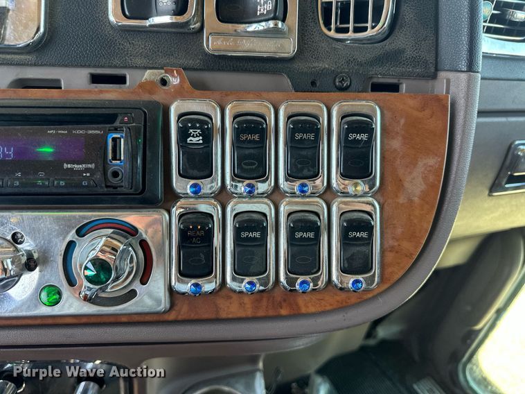 image for item EQ4751 2010 Peterbilt 386 semi truck