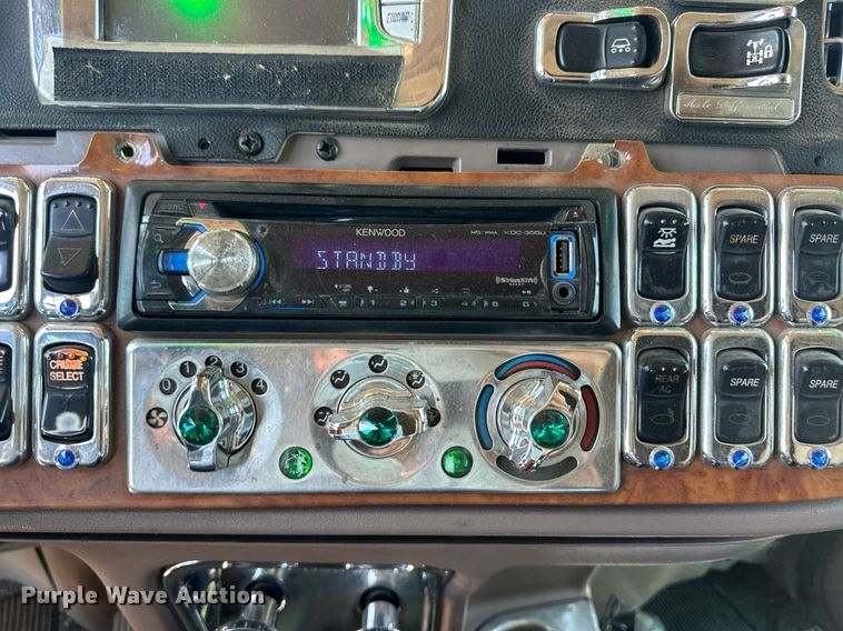 image for item EQ4751 2010 Peterbilt 386 semi truck