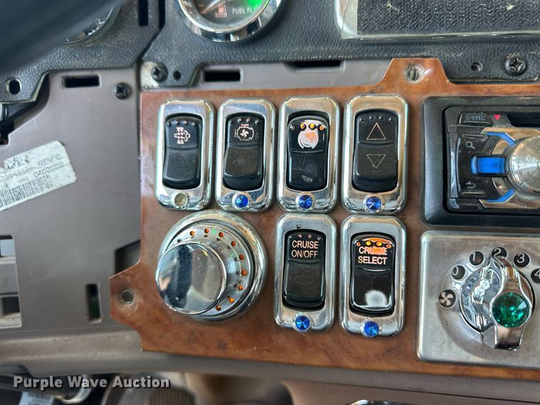 image for item EQ4751 2010 Peterbilt 386 semi truck