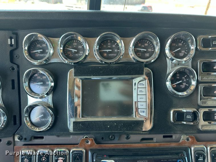 image for item EQ4751 2010 Peterbilt 386 semi truck