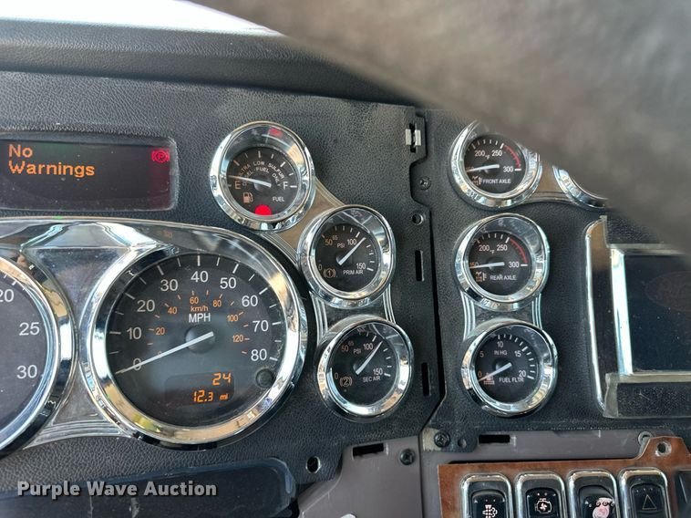 image for item EQ4751 2010 Peterbilt 386 semi truck