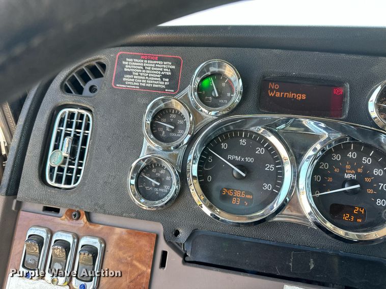 image for item EQ4751 2010 Peterbilt 386 semi truck