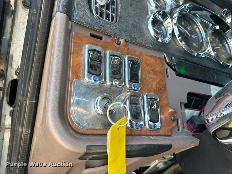 image for item EQ4751 2010 Peterbilt 386 semi truck