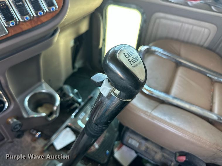 image for item EQ4751 2010 Peterbilt 386 semi truck